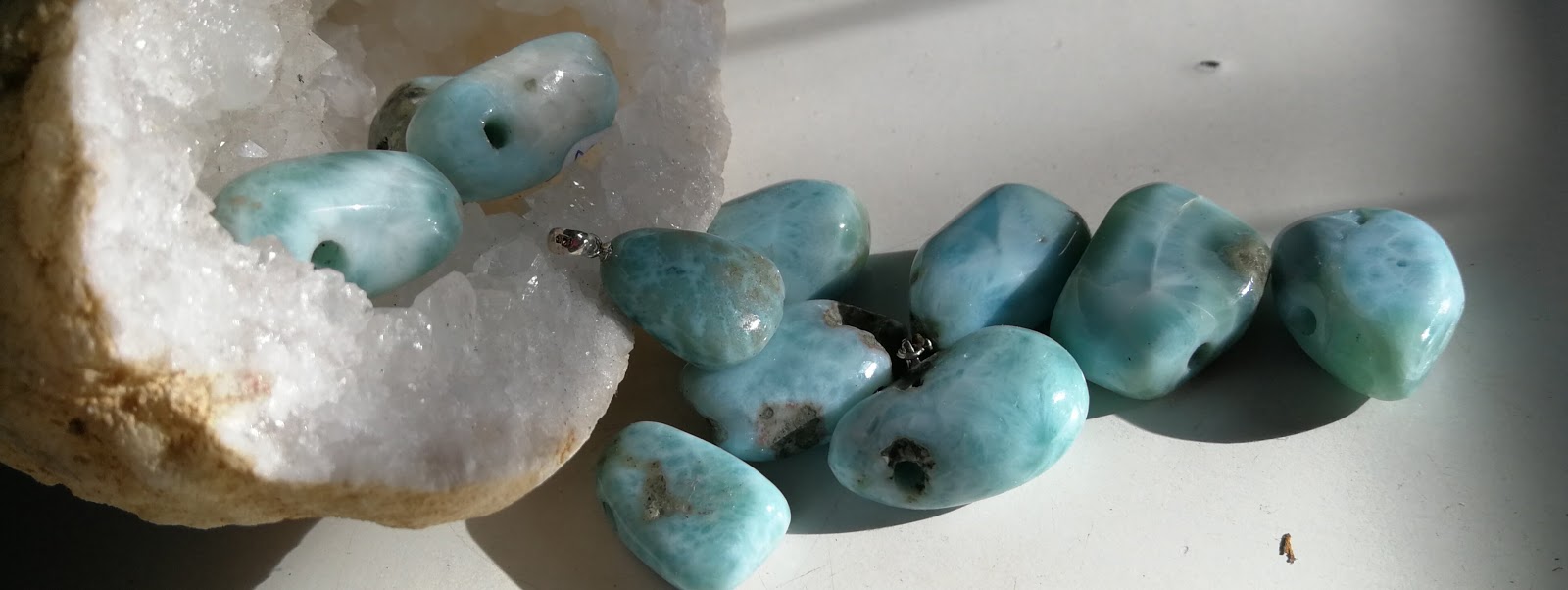 géode de Calcite blanche et pendentif en Larimar